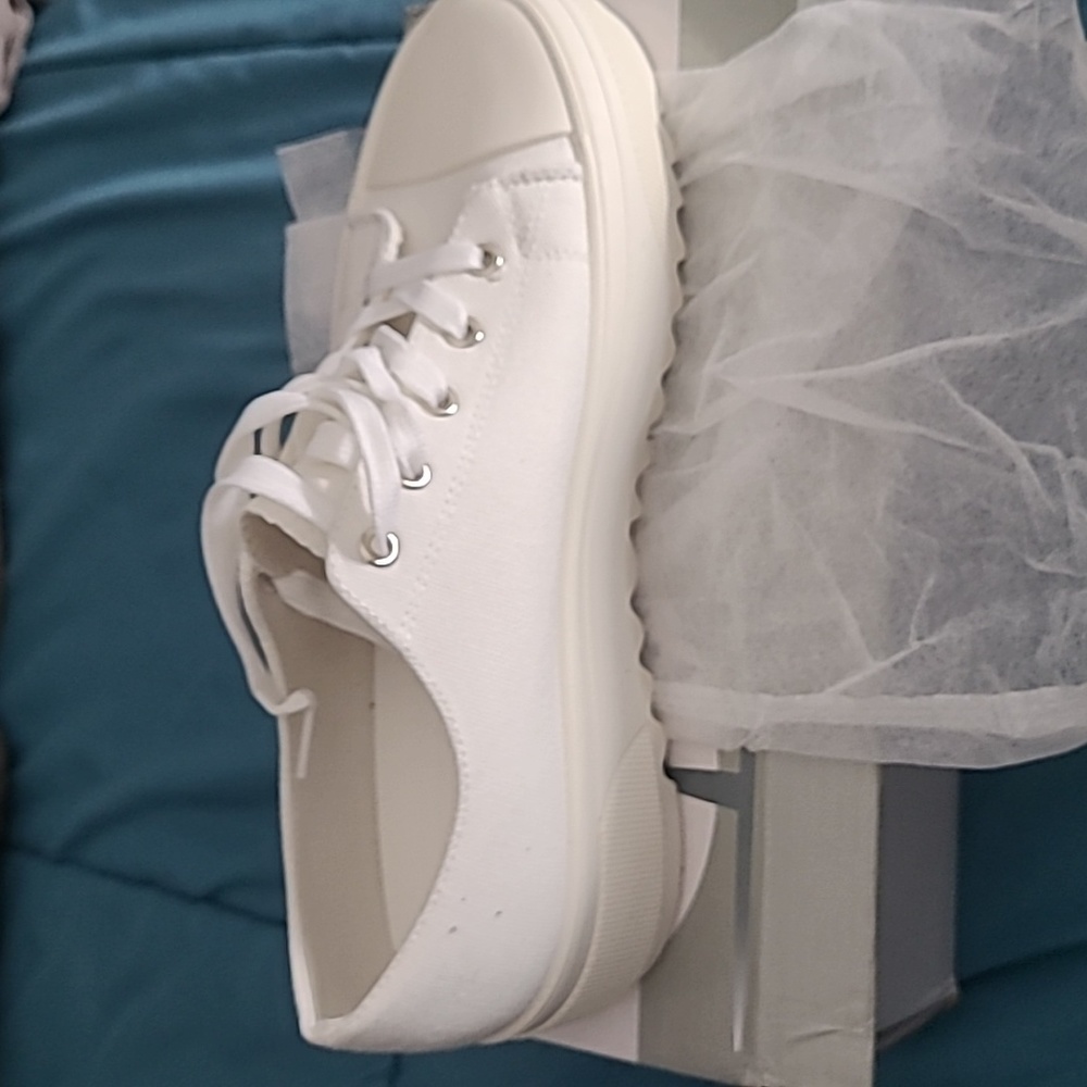 Brand New in box Weeboo platform white size 11 sneakers